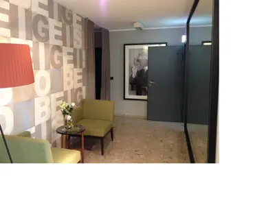 Ein Sitzbereich in der Unterkunft Hotel Henry