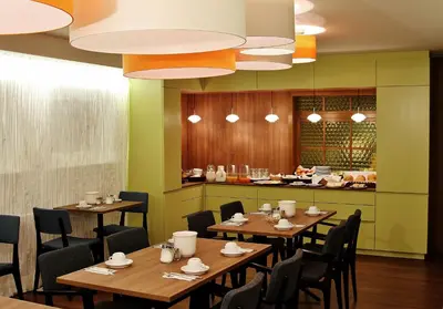 Ein Restaurant oder anderes Speiselokal in der Unterkunft Hotel Henry