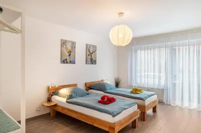 Ein Bett oder Betten in einem Zimmer der Unterkunft Ferienwohnung am Enzufer mit Wintergarten Bad Wildbad im Schwarzwald