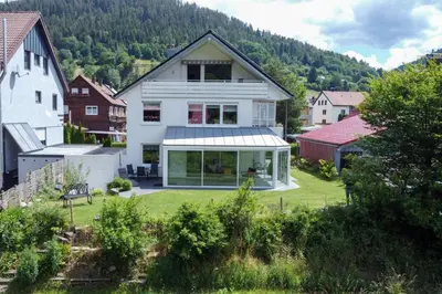 Ein allgemeiner Bergblick oder ein Berglick von der Ferienwohnung aus
