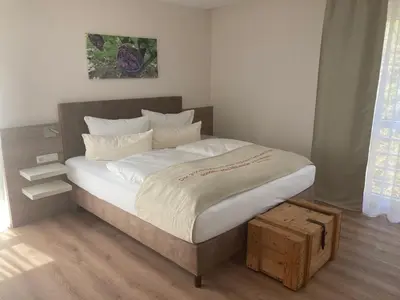 Ein Bett oder Betten in einem Zimmer der Unterkunft Gästehaus zum Weintraum