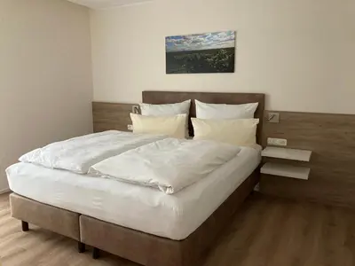 Ein Bett oder Betten in einem Zimmer der Unterkunft Gästehaus zum Weintraum