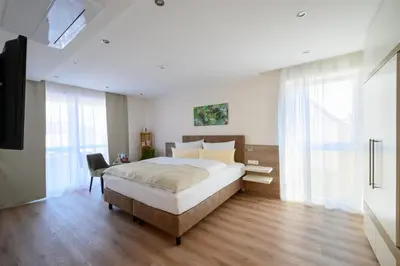Ein Bett oder Betten in einem Zimmer der Unterkunft Gästehaus zum Weintraum