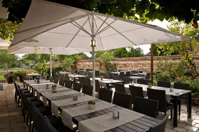 Ein Restaurant oder anderes Speiselokal in der Unterkunft Weingut Sandwiese Winzerhotel