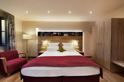Ein Bett oder Betten in einem Zimmer der Unterkunft Weingut Sandwiese Winzerhotel