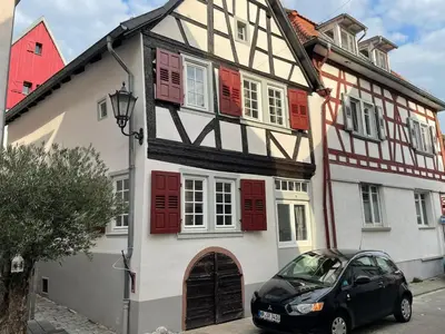 Das Gebäude in dem sich das Ferienhaus befindet