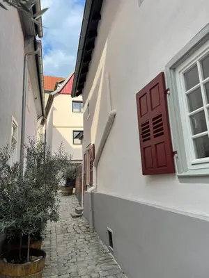 Das Gebäude in dem sich das Ferienhaus befindet