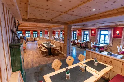 Ein Restaurant oder anderes Speiselokal in der Unterkunft Berggasthof Königstuhl