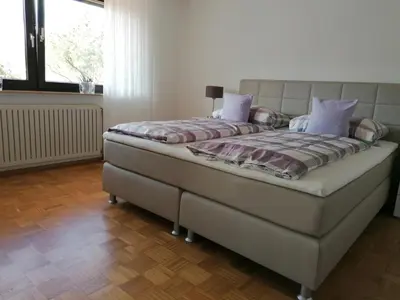 Ein Bett oder Betten in einem Zimmer der Unterkunft FeWo mit Burgblick