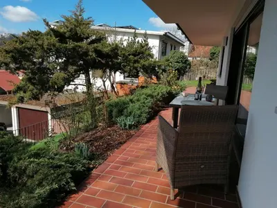 Ein Garten an der Unterkunft FeWo mit Burgblick