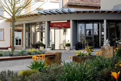 Ein Garten an der Unterkunft Hotel Restaurant Zeiskamer Mühle