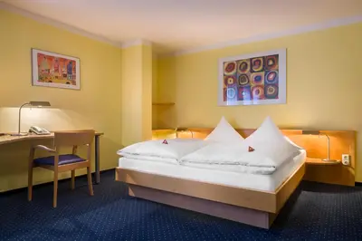 Ein Bett oder Betten in einem Zimmer der Unterkunft acora Karlsruhe Zentrum Living the City - Apartments