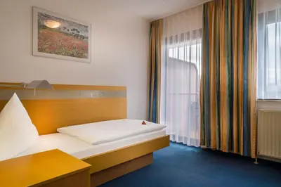 Ein Bett oder Betten in einem Zimmer der Unterkunft acora Karlsruhe Zentrum Living the City - Apartments
