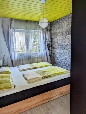 Ein Bett oder Betten in einem Zimmer der Unterkunft Pension Am Waldrand