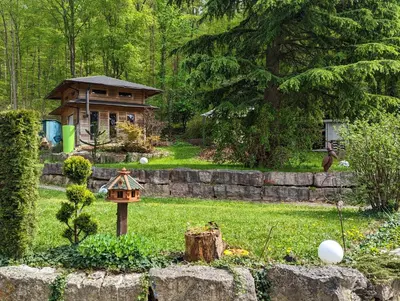 Ein Garten an der Unterkunft Pension Am Waldrand