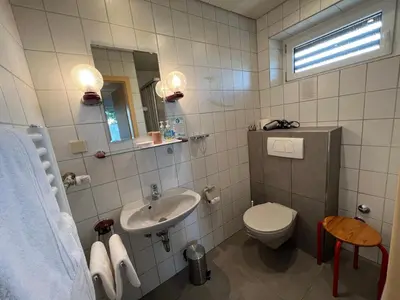 Ein Badezimmer in der Unterkunft Hotel Pension Heidi