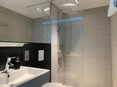 Ein Badezimmer in der Unterkunft Rooftop Apartment by Rabe - Balkon, Parkplatz, Smart-TV, Netflix