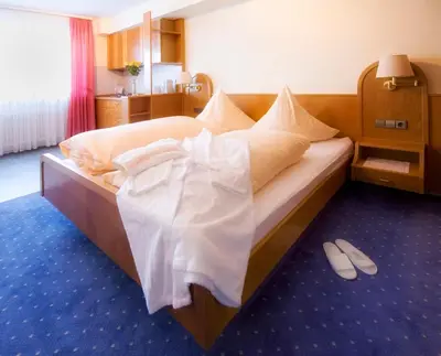 Ein Bett oder Betten in einem Zimmer der Unterkunft Wellness-Hotel Talblick