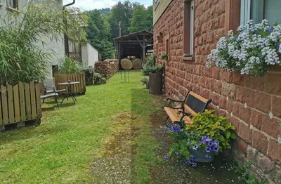 Ein Garten an der Unterkunft Ferienwohnung Schnegge-Eck direkt am Klingbachrad- und Spazierweg