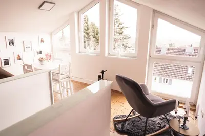 Ein Sitzbereich in der Unterkunft Pfälzer Herzel mit 2 Schlafzimmern und Blick über die Rheinebene kostenfreiem Parkplatz und Wlan fußläufig zum Wald und den Weinbergen Weinkühlschrank Brötchenservice Garten mit Gasgrill