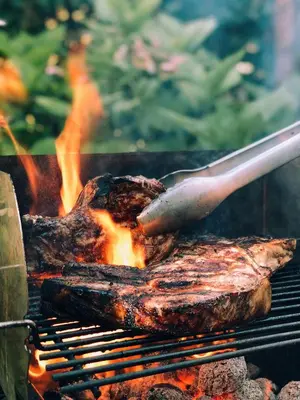Ein für Gäste verfügbarer Grill in der Ferienwohnung