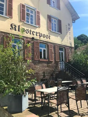 Ein Restaurant oder anderes Speiselokal in der Unterkunft Hotel Klosterpost