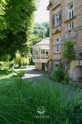 Ein Garten an der Unterkunft Die Gründerzeitvilla zwischen Weinstrasse und Pfälzer Wald