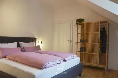 Ein Bett oder Betten in einem Zimmer der Unterkunft Die Gründerzeitvilla zwischen Weinstrasse und Pfälzer Wald