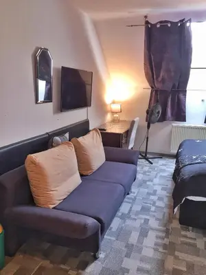 Ein Sitzbereich in der Unterkunft Hotel Attaché