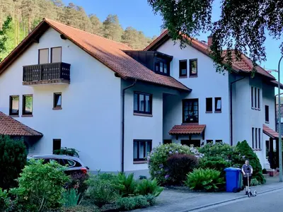 Das Gebäude in dem sich das Ferienhaus befindet