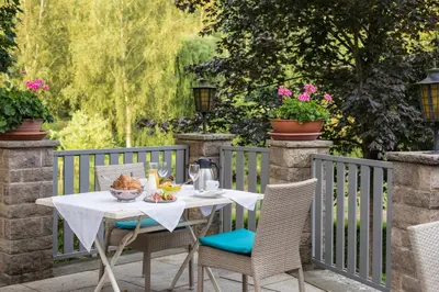 Ein Garten an der Unterkunft Die Krone am Fluss - Landhotel Sindringen