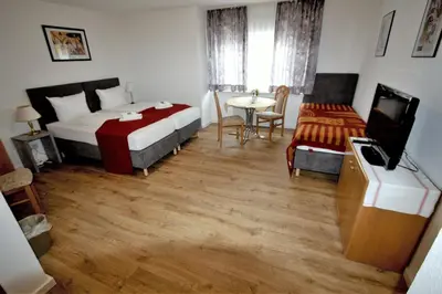 Ein Bett oder Betten in einem Zimmer der Unterkunft Hotel Leo Mühlhausen