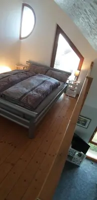 Ein Bett oder Betten in einem Zimmer der Unterkunft SECRA Exclusive Maisonette-Ferienzimmer Am Backhausgarten