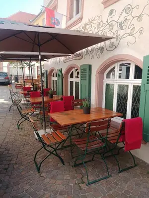 Ein Restaurant oder anderes Speiselokal in der Unterkunft Appartement Schlossberg, Gasthaus Hirsch