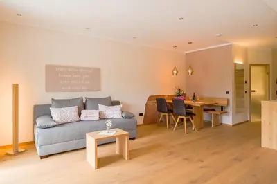 Ein Sitzbereich in der Unterkunft Main-Vinotel Weingut Helmstetter