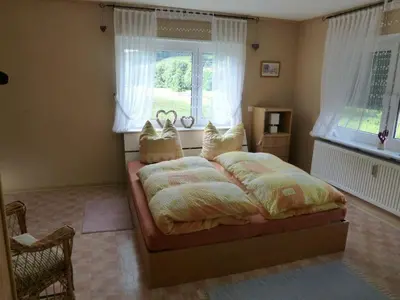 Ein Bett oder Betten in einem Zimmer der Unterkunft Ferienwohnung Am Lindenrain