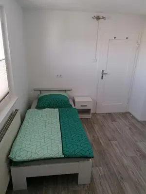 Ein Bett oder Betten in einem Zimmer der Unterkunft Ferienhaus Stein, TOP Monteurwohnung, 5 große Einzelzimmer, Doppelzimmer, Übernachtung bis 8 Personen möglich