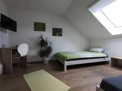 Ein Bett oder Betten in einem Zimmer der Unterkunft Moderne Ferienwohnung in Durmersheim 2 Zi, Nähe Rhein und Messe KA