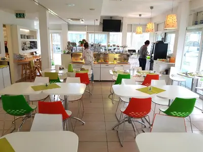 Ein Restaurant oder anderes Speiselokal in der Unterkunft Hotel AVIVA by APOLONIA