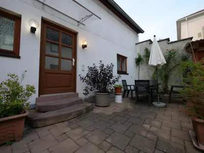 Das Gebäude in dem sich das Ferienhaus befindet