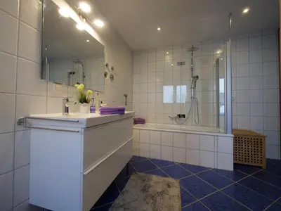 Ein Badezimmer in der Unterkunft Fachwerkhaus in ruhiger Altstadt by Rabe - eigene Terrasse, Smart-TV, Netflix