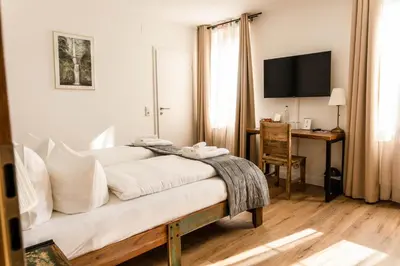 Ein Bett oder Betten in einem Zimmer der Unterkunft Landhotel Engel & Kreuz
