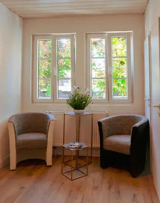 Ein Sitzbereich in der Unterkunft Landhotel Engel & Kreuz