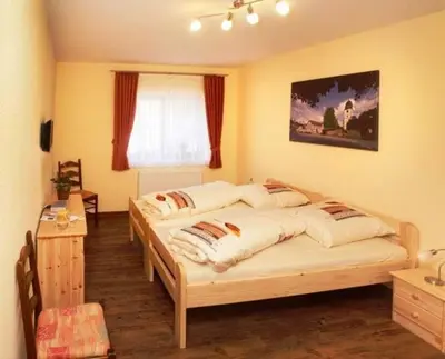 Ein Bett oder Betten in einem Zimmer der Unterkunft Gästehäuser Am Nibelungensteig