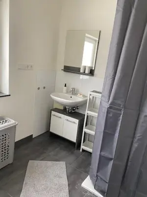 Ein Badezimmer in der Unterkunft 3 Mehrbettzimmer, Küche, Bad für Arbeiter und Monteure in Gau-Weinheim