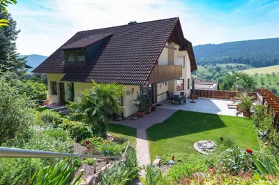 Ein allgemeiner Bergblick oder ein Berglick von der Ferienwohnung aus