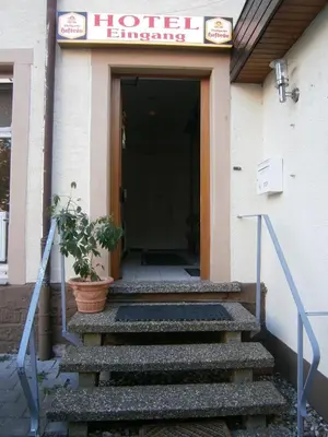 Eine Fassade oder ein Eingang zu Hotel Strauss