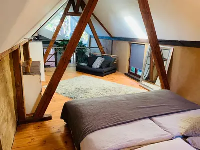 Ein Bett oder Betten in einem Zimmer der Unterkunft Loftwohnung in einer preisgekrönten Denkmalhofreite