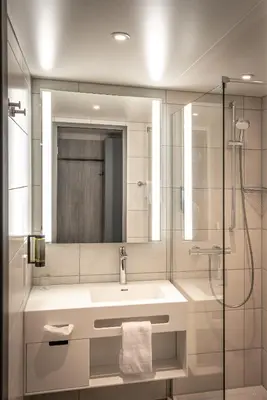 Ein Badezimmer in der Unterkunft LOGINN Hotel Stuttgart Zuffenhausen