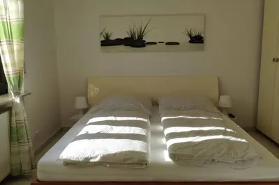 Ein Bett oder Betten in einem Zimmer der Unterkunft Schöne Wohnung in ruhiger zentraler Lage
